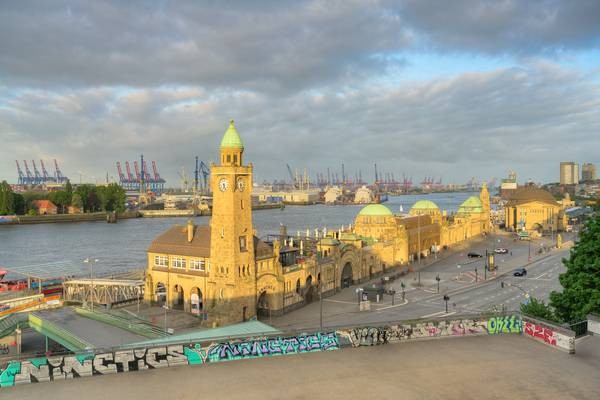 Landungsbrücken in Hamburg in der Morgensonne