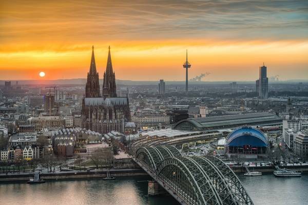 Blick über Köln bei Sonnenuntergang