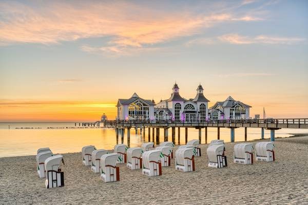 Seebrücke in Sellin auf Rügen bei Sonnenaufgang